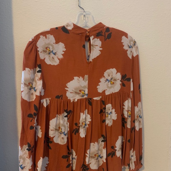 Altar’d State keyhole burnt orange blouse - Picture 2 of 2